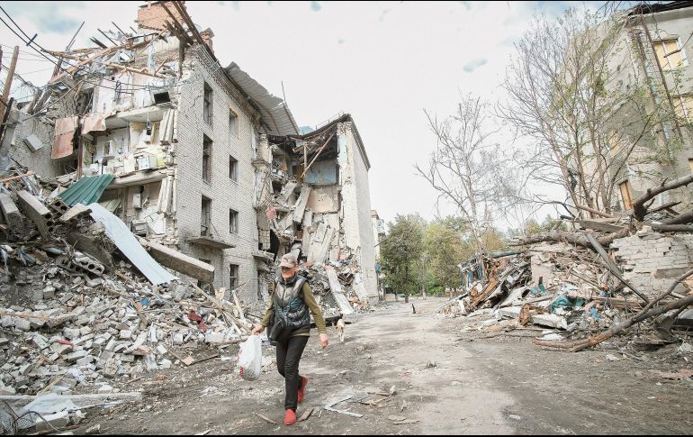 Destrucción causada por bombardeos rusos en el centro de Sloviansk, en la región de Donetsk. EFE