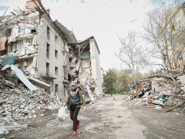 Destrucción causada por bombardeos rusos en el centro de Sloviansk, en la región de Donetsk. EFE