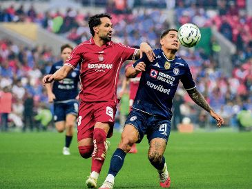 Luan García y Gabriel Fernández  disputan el balón. Los Diablos siguen como primer lugar de la Liga MX. IMAGO7/A. Chavez