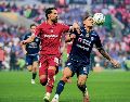 Luan García y Gabriel Fernández  disputan el balón. Los Diablos siguen como primer lugar de la Liga MX. IMAGO7/A. Chavez