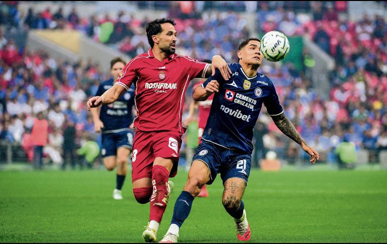 Luan García y Gabriel Fernández  disputan el balón. Los Diablos siguen como primer lugar de la Liga MX. IMAGO7/A. Chavez