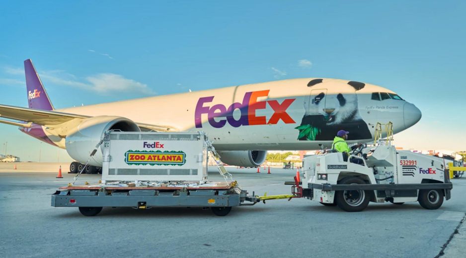 Fotografía cedida por FedEx que muestra a un hombre transportando el contenedor de uno de los osos panda gigantes que llegó este domingo al zoológico de Atlanta procedente de China. EFE/ Fedex