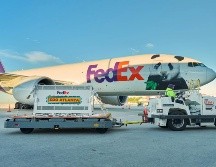Fotografía cedida por FedEx que muestra a un hombre transportando el contenedor de uno de los osos panda gigantes que llegó este domingo al zoológico de Atlanta procedente de China. EFE/ Fedex