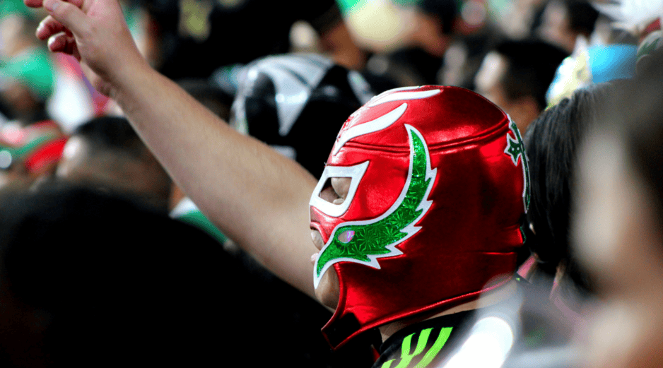 El medio luchístico mexicano se divide principalmente entre luchadores independientes y aquellos que forman parte de empresas como el Consejo Mundial de Lucha Libre (CMLL) o Lucha Libre AAA.  CANVA