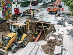 Tuberías envejecidas, fugas y escurrimientos están entre los factores que favorecen la aparición de socavones. En la imagen, trabajadores realizan labores de reparación en el hundimiento de Ávila Camacho y Jacarandas. EL INFORMADOR/ A. Navarro