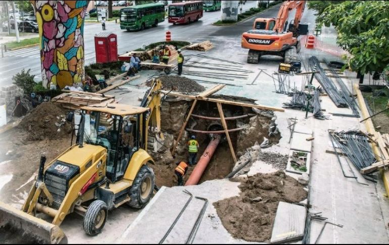 Tuberías envejecidas, fugas y escurrimientos están entre los factores que favorecen la aparición de socavones. En la imagen, trabajadores realizan labores de reparación en el hundimiento de Ávila Camacho y Jacarandas. EL INFORMADOR/ A. Navarro