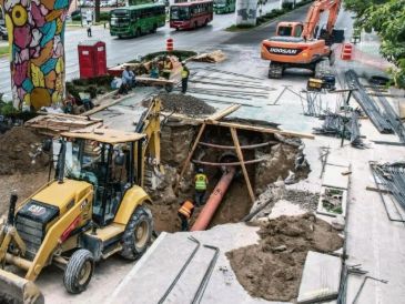 Tuberías envejecidas, fugas y escurrimientos están entre los factores que favorecen la aparición de socavones. En la imagen, trabajadores realizan labores de reparación en el hundimiento de Ávila Camacho y Jacarandas. EL INFORMADOR/ A. Navarro