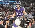 Tyler Loop conectó el gol de campo del triunfo cuando restaba un segundo el reloj de juego. AP