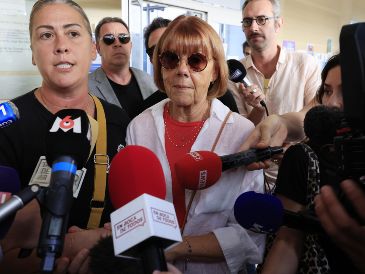 Fotografía de archivo de Gisèle Pelicot, icono internacional de la lucha contra la violencia sexual, y su hija Caroline Darian. EFE/ Guillaume Horcajuelo