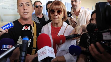 Fotografía de archivo de Gisèle Pelicot, icono internacional de la lucha contra la violencia sexual, y su hija Caroline Darian. EFE/ Guillaume Horcajuelo