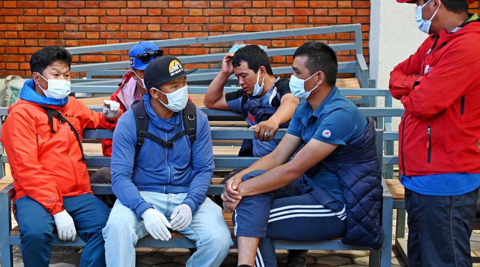 El alud se produce mientras Nepal se recupera de una devastadora riada que causó la muerte de mil 453 personas y dejó a 5 mil 285 desaparecidas. EFE / A. Dhakal