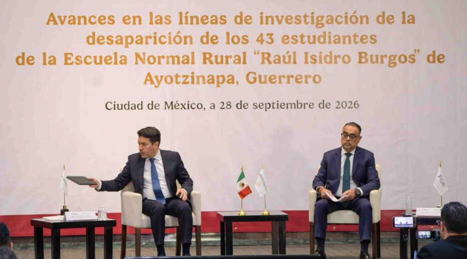 El subsecretario de Derechos Humanos, Población y Migración, Arturo Medina; y Mauricio Pazarán, titular de la Unidad de Investigación del Caso Ayotzinapa, presentaron avances este lunes. SUN/S. Cadena