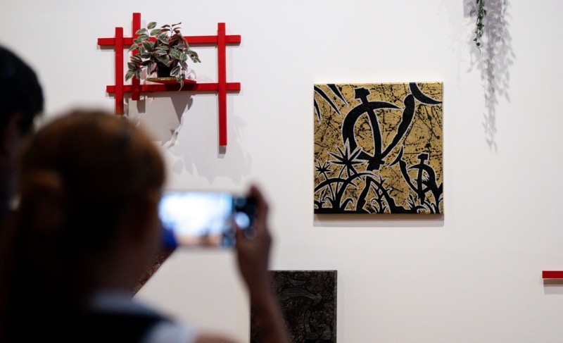 En estas obras, el artista subvirtió símbolos comunistas tradicionales, como la hoz y el martillo, integrándolos en un entorno de jungla tropical y dotándolos de connotaciones irónicas e incluso fálicas. EFE / &nbsp;M. Sierra