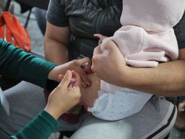 Durante los primeros meses y años de vida, el esquema incorpora otros biológicos, entre ellos la hexavalente y la vacuna contra rotavirus. IMSS