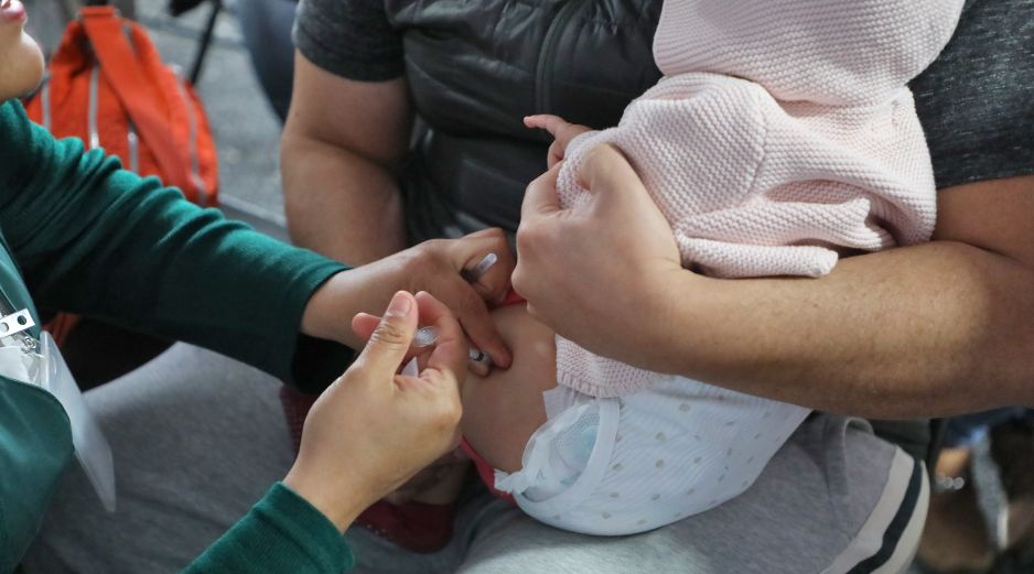 Durante los primeros meses y años de vida, el esquema incorpora otros biológicos, entre ellos la hexavalente y la vacuna contra rotavirus. IMSS