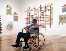 El título de la exhibición juega con la ironía de requerir autorización para un autorretrato, haciendo alusión tanto a la censura estatal en su país natal. EFE / M. Sierra
