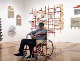El título de la exhibición juega con la ironía de requerir autorización para un autorretrato, haciendo alusión tanto a la censura estatal en su país natal. EFE / M. Sierra