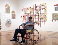 El título de la exhibición juega con la ironía de requerir autorización para un autorretrato, haciendo alusión tanto a la censura estatal en su país natal. EFE / M. Sierra