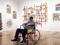El título de la exhibición juega con la ironía de requerir autorización para un autorretrato, haciendo alusión tanto a la censura estatal en su país natal. EFE / M. Sierra