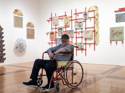El título de la exhibición juega con la ironía de requerir autorización para un autorretrato, haciendo alusión tanto a la censura estatal en su país natal. EFE / M. Sierra
