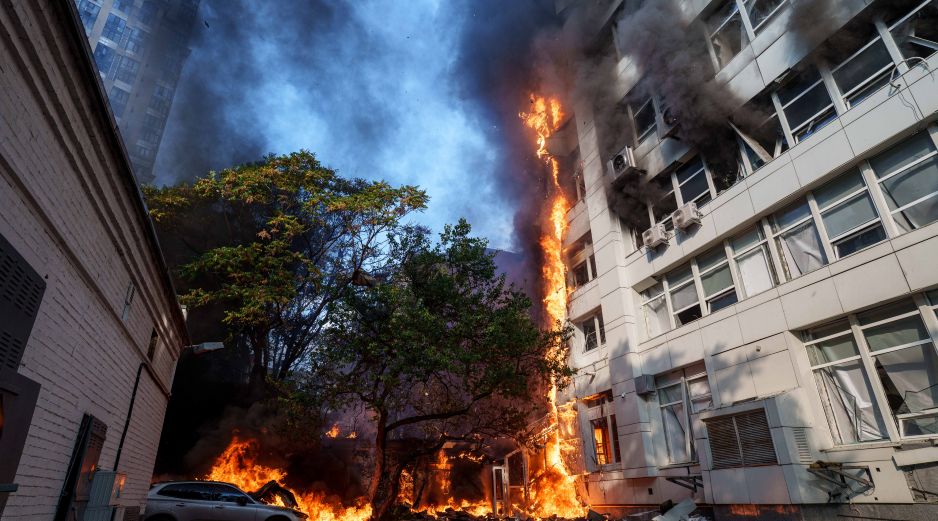 Un incendio arde en el hospital Dobrobut tras un ataque ruso con drones en el centro de Kiev, Ucrania. AP/E. Maloletka