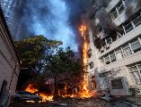 Un incendio arde en el hospital Dobrobut tras un ataque ruso con drones en el centro de Kiev, Ucrania. AP/E. Maloletka
