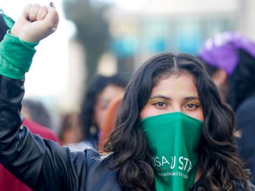 Las manifestantes expresaron su preocupación con la postura del Gobierno de De Espriella, quien manifestó en varias oportunidades su rechazo al aborto. EFE / A. LANCHEROS