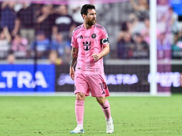 Messi tomó el balón para preparar su disparo. Fue en ese preciso instante cuando la afición local comenzó a meterle presión desde la grada. IMAGO7.