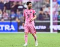 Messi tomó el balón para preparar su disparo. Fue en ese preciso instante cuando la afición local comenzó a meterle presión desde la grada. IMAGO7.