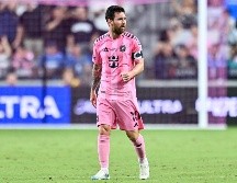 Messi tomó el balón para preparar su disparo. Fue en ese preciso instante cuando la afición local comenzó a meterle presión desde la grada. IMAGO7.