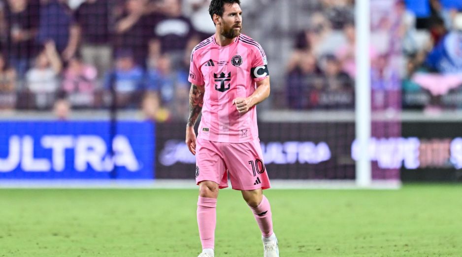 Messi tomó el balón para preparar su disparo. Fue en ese preciso instante cuando la afición local comenzó a meterle presión desde la grada. IMAGO7.