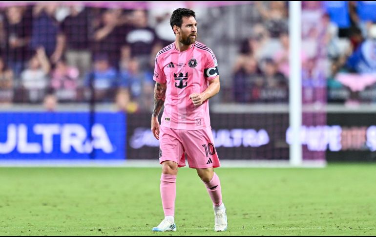 Messi tomó el balón para preparar su disparo. Fue en ese preciso instante cuando la afición local comenzó a meterle presión desde la grada. IMAGO7.