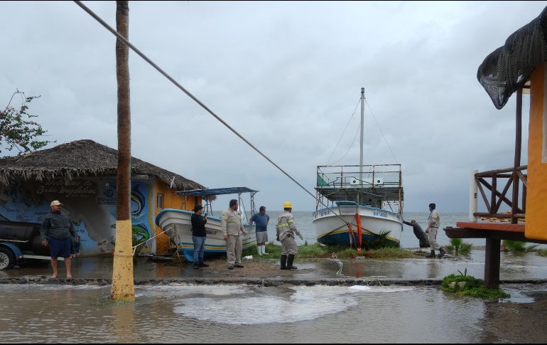 Habitantes de Baja California Sur se refugian ante la llegada del Huracán Polo, que amenaza con provocar lluvias torrenciales, inundaciones y deslaves en esa entidad y Sonora. AP/E. Verdugo