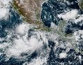 El huracán Polo (arriba) y la tormenta tropical Rachel (abajo) afectan el clima de México. EFE/NOAA-NHC