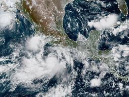 El huracán Polo (arriba) y la tormenta tropical Rachel (abajo) afectan el clima de México. EFE/NOAA-NHC