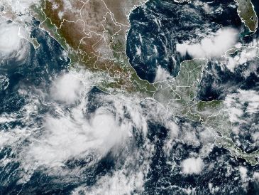 El huracán Polo (arriba) y la tormenta tropical Rachel (abajo) afectan el clima de México. EFE/NOAA-NHC