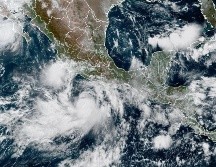 El huracán Polo (arriba) y la tormenta tropical Rachel (abajo) afectan el clima de México. EFE/NOAA-NHC