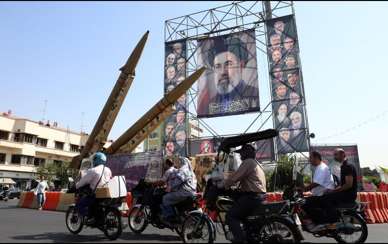 Irán exhibe misiles con la imagen del líder supremo de Irán, el ayatolá Mojtaba Jamenei, en la plaza Baharestan, en el centro de Teherán. EFE/EPA/A. Taherkenareh