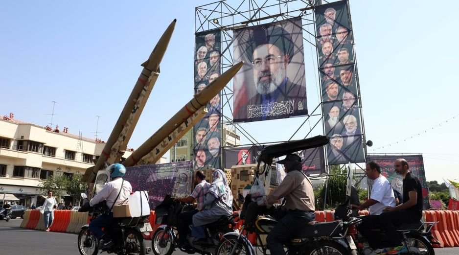 Irán exhibe misiles con la imagen del líder supremo de Irán, el ayatolá Mojtaba Jamenei, en la plaza Baharestan, en el centro de Teherán. EFE/EPA/A. Taherkenareh