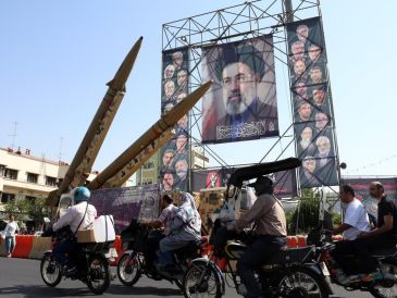 Irán exhibe misiles con la imagen del líder supremo de Irán, el ayatolá Mojtaba Jamenei, en la plaza Baharestan, en el centro de Teherán. EFE/EPA/A. Taherkenareh