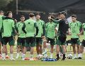 En su debut ante Colombia, el Tri tuvo destellos de buen futbol, pero estuvo lejos de ser un equipo que impusiera un estilo de juego. EFE / ARCHIVO
