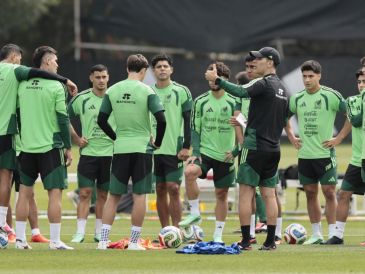 En su debut ante Colombia, el Tri tuvo destellos de buen futbol, pero estuvo lejos de ser un equipo que impusiera un estilo de juego. EFE / ARCHIVO