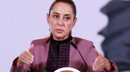 La Presidenta aseguró que ninguna línea de investigación está descartada en el caso Ayotzinapa, incluso aquellas que pudieran alcanzar a exfuncionarios. EFE / M. Guzmán