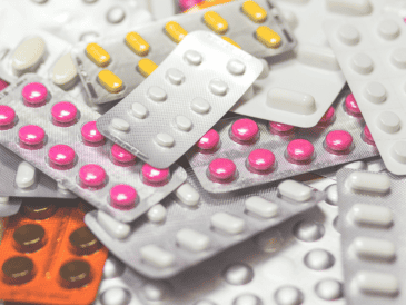 Para la compra de medicamentos oncológicos, el Gobierno federal adquirió 21 millones de piezas de 221 claves, con una inversión de 74 mil millones de pesos. ESPECIAL/Canva