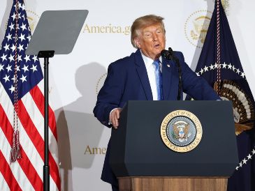 Trump, que propone rebautizar la IA como "superinteligencia", apoya su desarrollo y la construcción de nuevos centros de datos en Estados Unidos ante preocupaciones por el avance de la tecnología. EFE / Octavio Guzmán