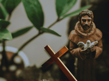 Hoy, su figura histórica trasciende ampliamente los límites de la religión institucional. San Francisco fue el primero en llamar hermanos al sol, al agua, al viento y a los animales. ESPECIAL / CANVA
