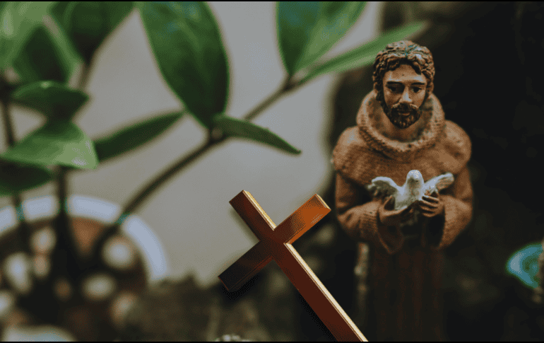 Hoy, su figura histórica trasciende ampliamente los límites de la religión institucional. San Francisco fue el primero en llamar hermanos al sol, al agua, al viento y a los animales. ESPECIAL / CANVA