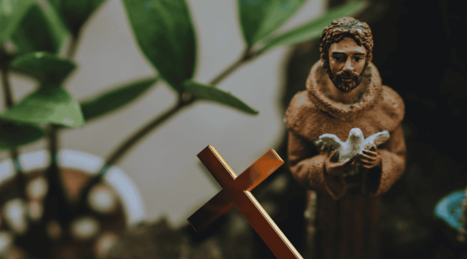 Hoy, su figura histórica trasciende ampliamente los límites de la religión institucional. San Francisco fue el primero en llamar hermanos al sol, al agua, al viento y a los animales. ESPECIAL / CANVA