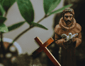 Hoy, su figura histórica trasciende ampliamente los límites de la religión institucional. San Francisco fue el primero en llamar hermanos al sol, al agua, al viento y a los animales. ESPECIAL / CANVA