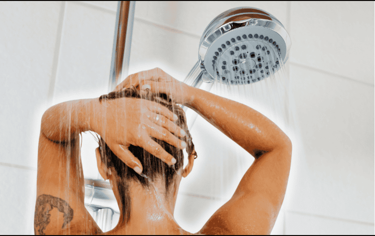La ducha caliente representa una herramienta eficaz para alcanzar el confort térmico necesario. ESPECIAL/Canva